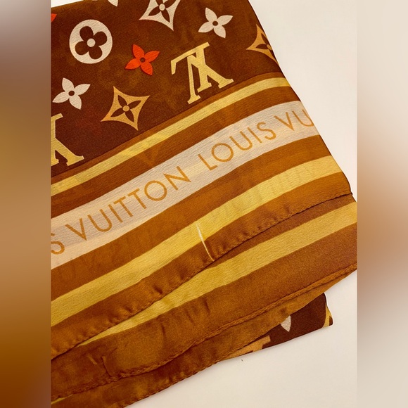 L V Flowers and Leaves Pattern Silk Scarf - Picture 6 of 10